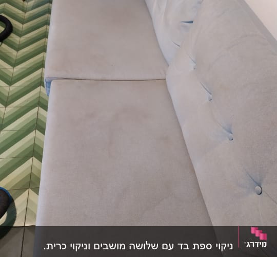 ספה אפורה עם כתמים קלים לניקוי